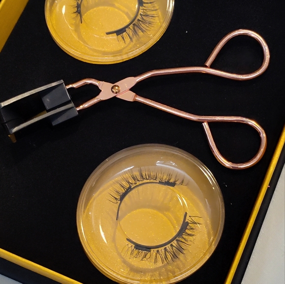 NWT! Magnetic Eyelashes - Picture 9 of 11